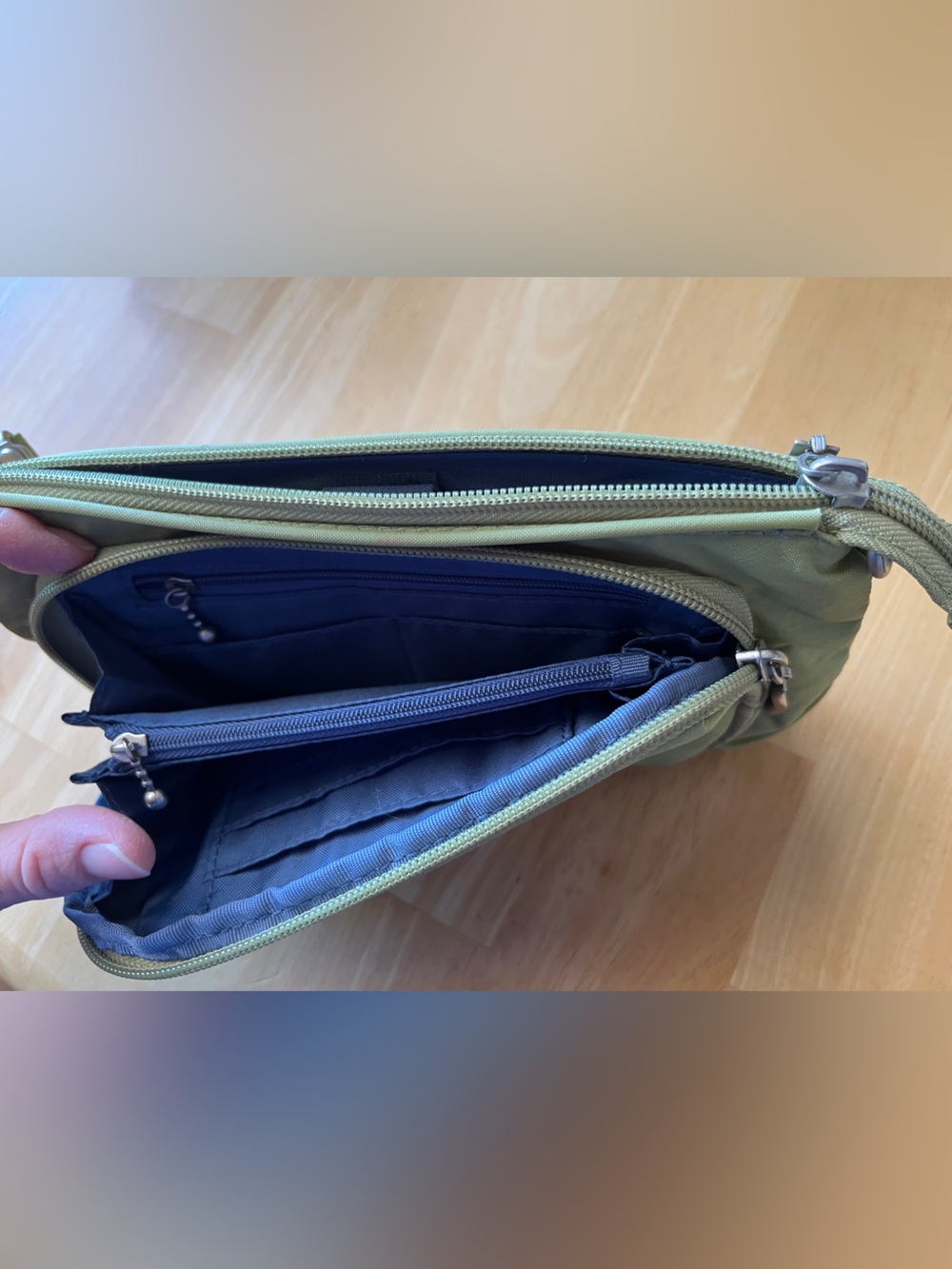 Used Baggallini wristlet **Please read description** - Picture 4 of 7
